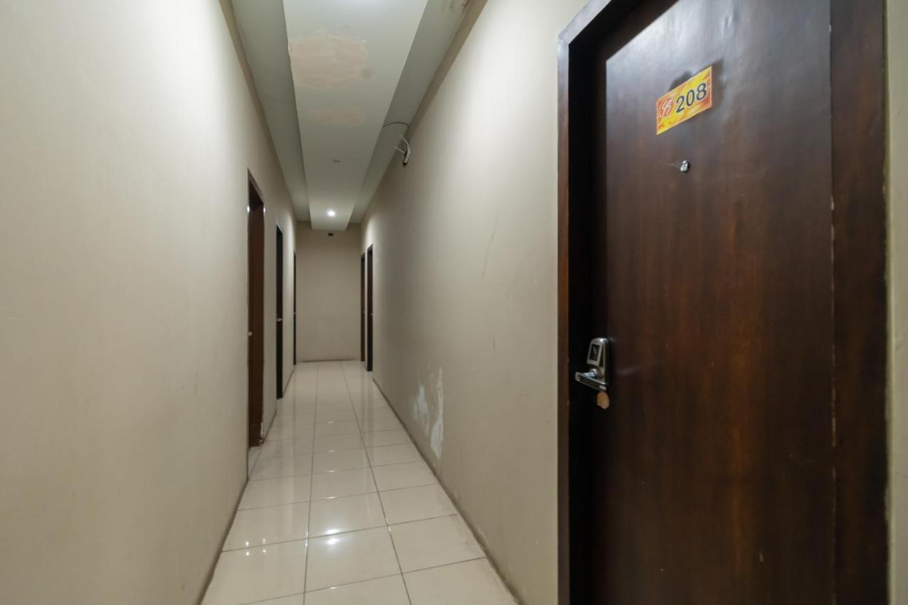 Urbanview Hotel Best Skip Palembang Exterior photo