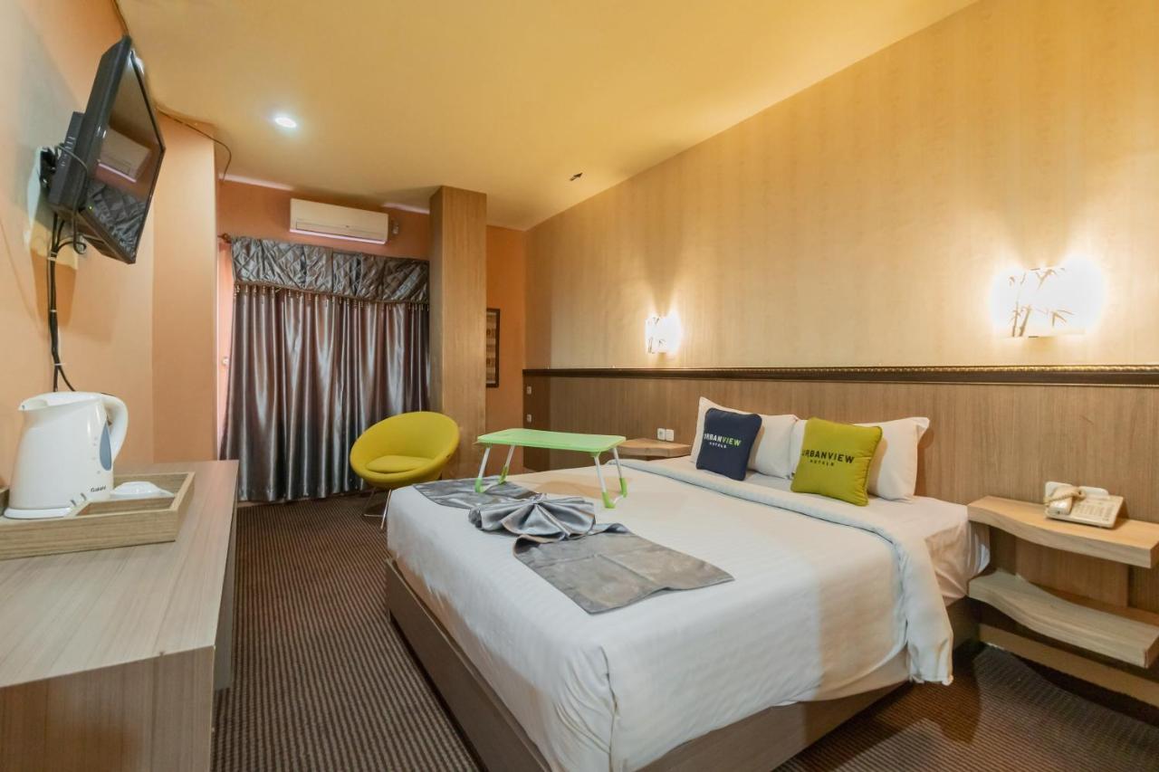 Urbanview Hotel Best Skip Palembang Exterior photo